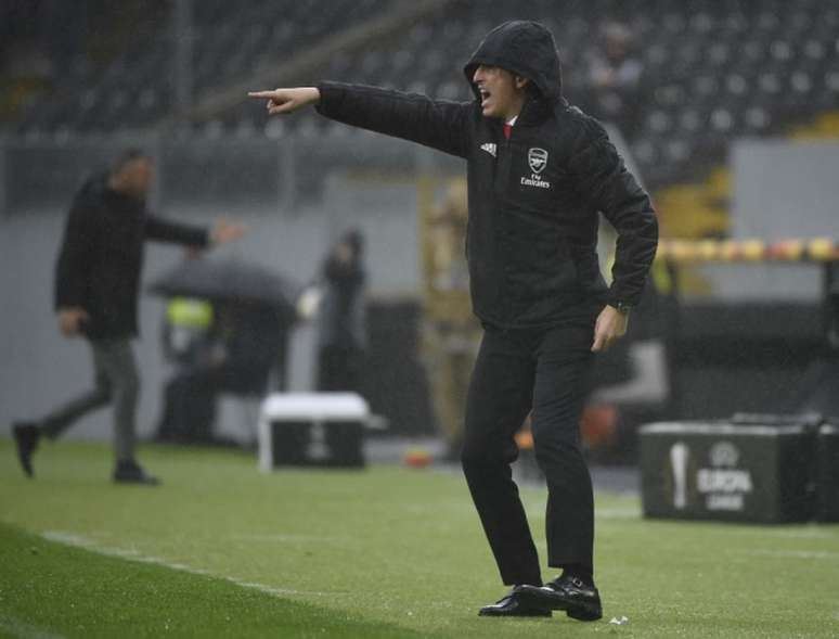 Emery orienta a equipe em Portugal (Foto: AFP)