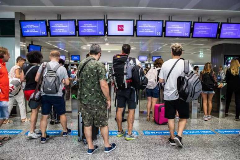 Alarme de bomba fecha terminal de aeroporto de Milão