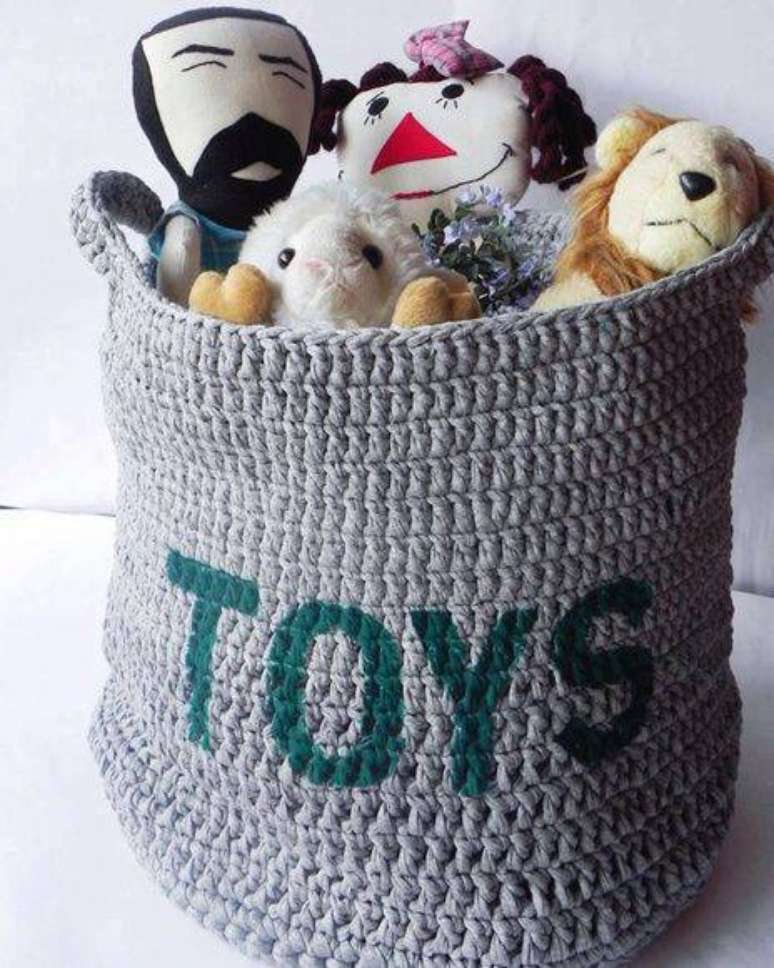 31. S&atilde;o muitos os modelos de cesto organizador de brinquedo. Foto: Elo7