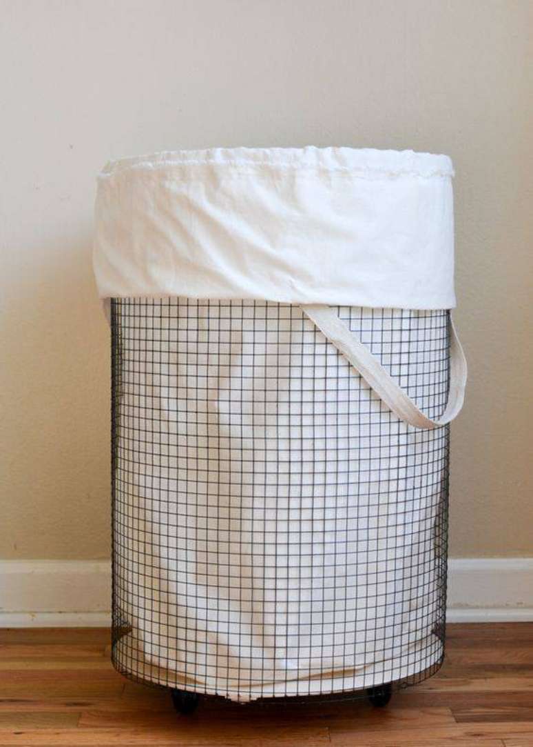 29. O cesto organizador de metal tamb&eacute;m &eacute; uma excelente op&ccedil;&atilde;o. Foto: Boulevard House