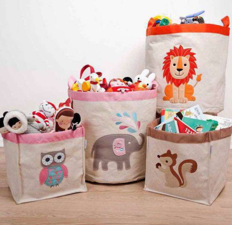4. O cesto organizador de brinquedos é um dos modelos mais populares. Foto: Quarto Para Bebê