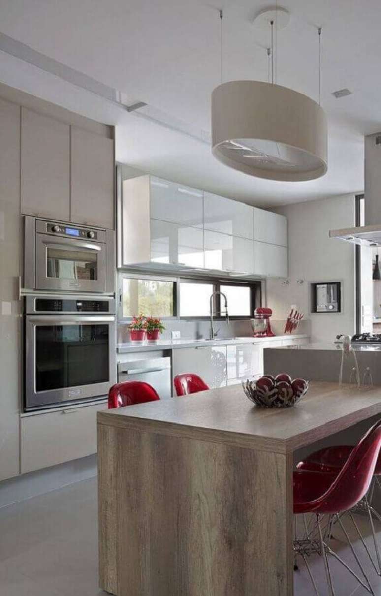 18. Bancada de cozinha grande com cooktop e mesa ligada ao balcão – Foto: Revista VD