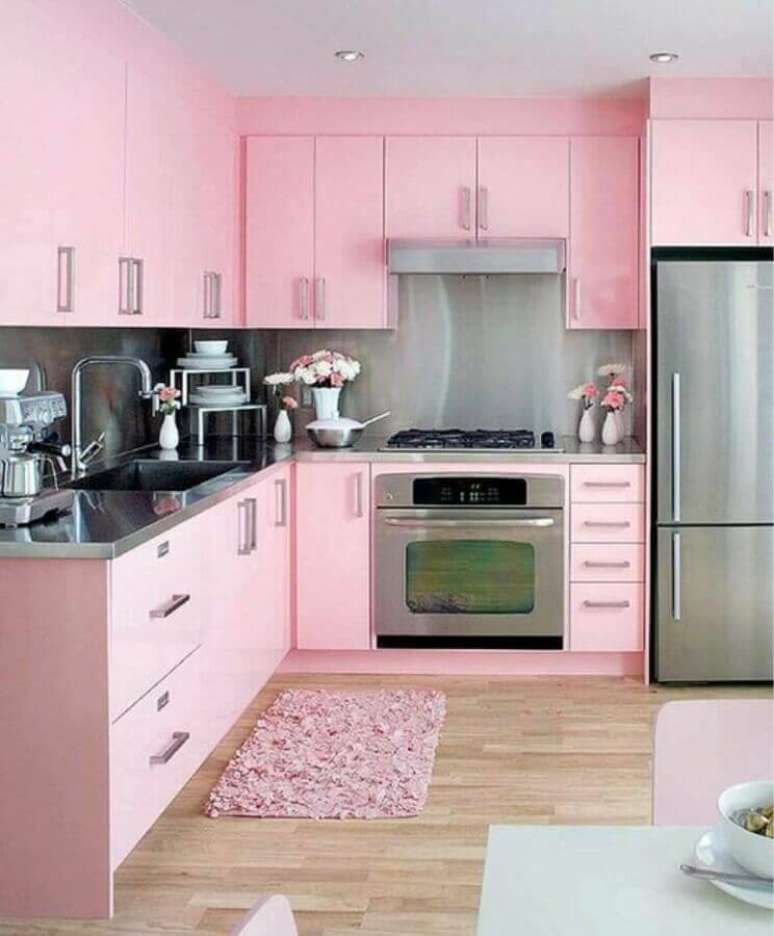 25. Decoração com armário de cozinha grande cor de rosa – Foto: We Heart It