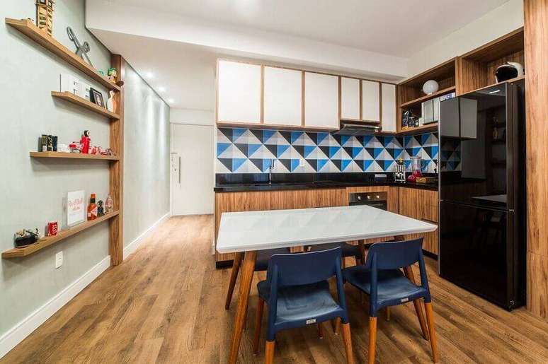26. Decoração para cozinha grande com mesa quadrada, armários de madeira e azulejo colorido – Foto: Jessica Alavaski