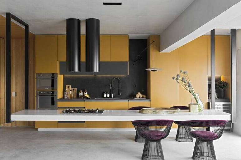 29. Decoração moderna para cozinha planejada grande amarela e preta – Foto: Diego Revollo