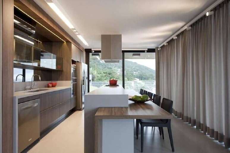 30. Cozinha grande planejada com ilha e bancada de madeira &ndash; Foto: Juliana Pippi