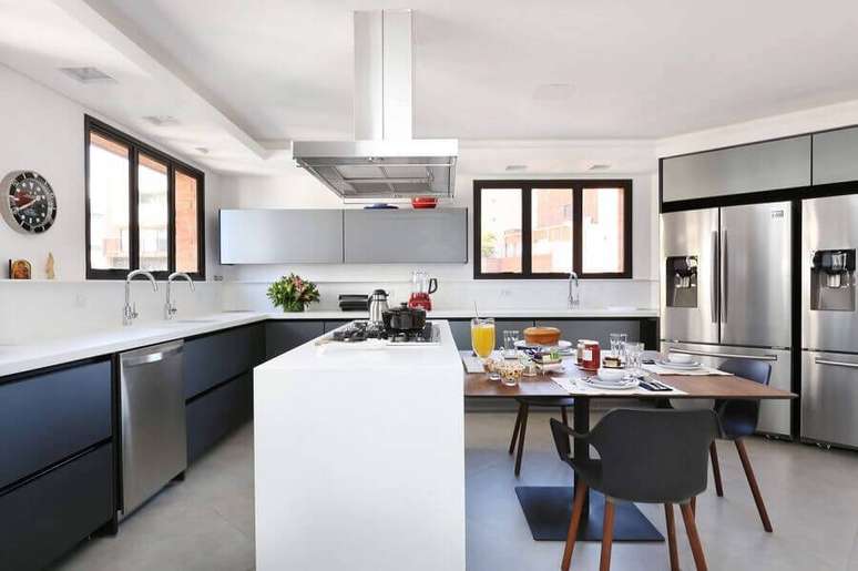 34. Aproveite ao máximo o espaço da sua cozinha completa grande – Foto: Start Arquitetura