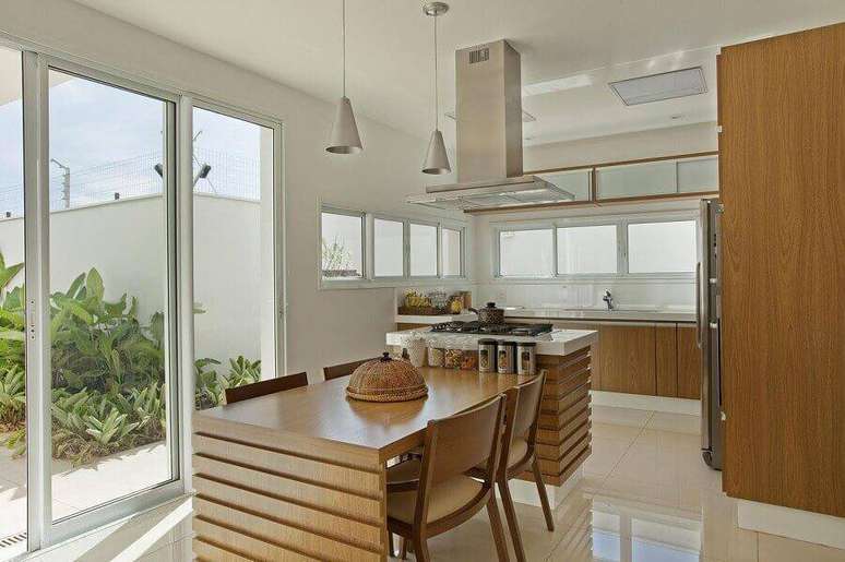 35. Decora&ccedil;&atilde;o para cozinha grande planejada com ilha pequena com cooktop &ndash; Foto: Aquiles Nicolas K&iacute;laris