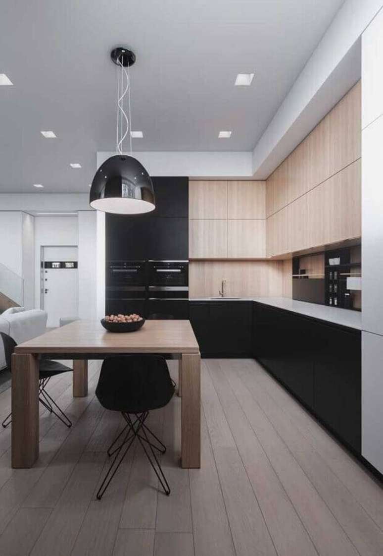 36. Armário de cozinha grande planejada feitos em madeira e com acabamento preto – Foto: Pinterest