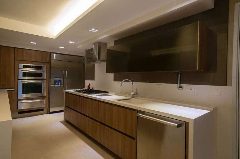 3. Invista em uma cozinha planejada grande para aproveitar ao m&aacute;ximo cada cantinho do ambiente &ndash; Foto: Maricy Marcos Borges