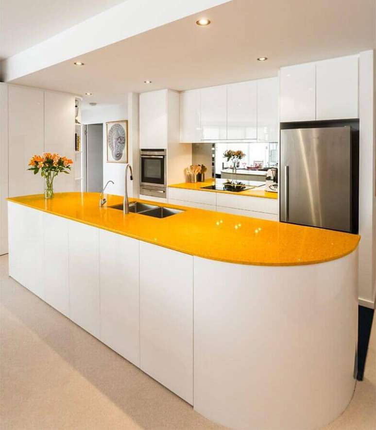40. Balcão de cozinha grande branco e amarelo com acabamento arredondado – Foto: Pinterest