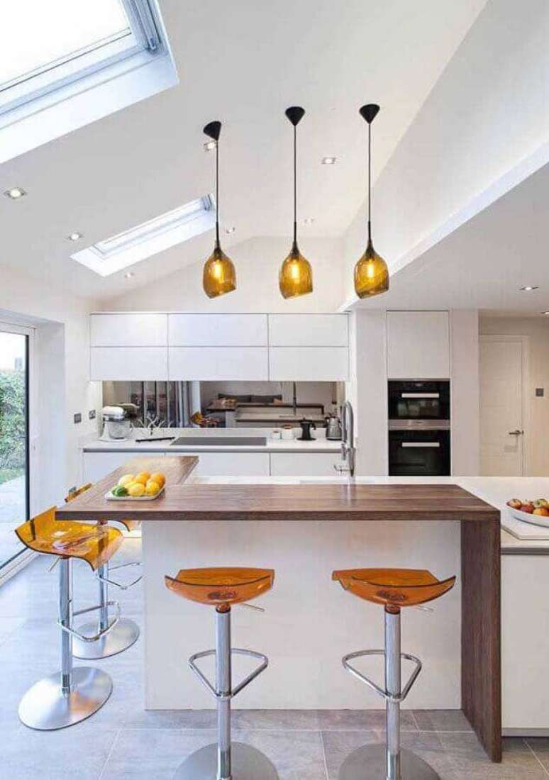 41. Decora&ccedil;&atilde;o para cozinha grande com bancada de madeira e banquetas de acr&iacute;lico &ndash; Foto: JERA Arquitetura e Engenharia