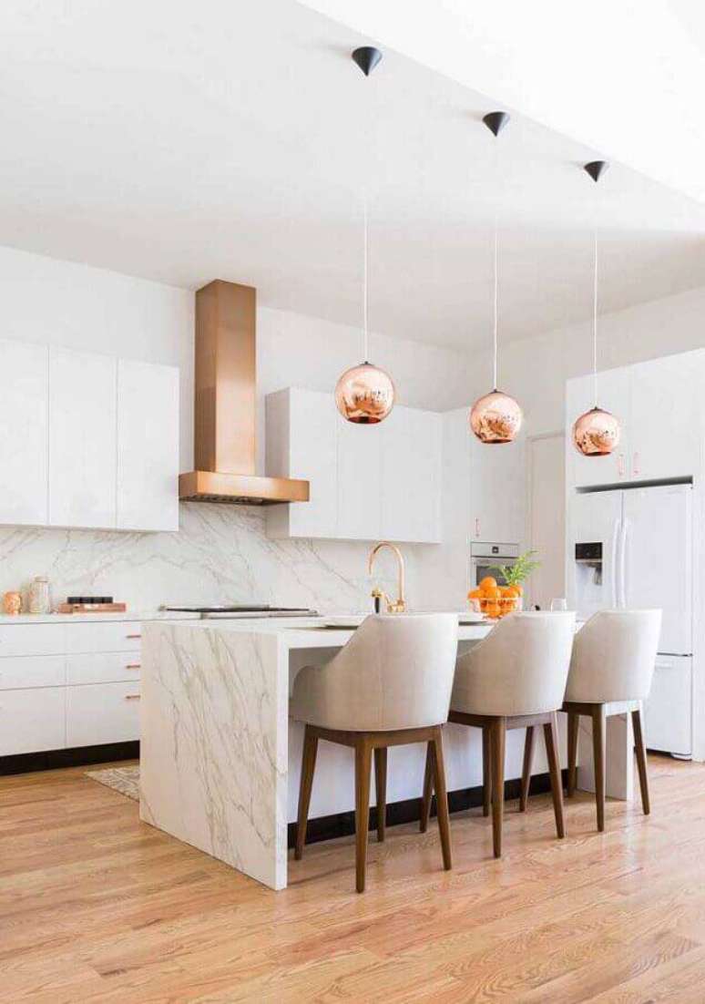 42. Decora&ccedil;&atilde;o sofisticada para cozinha planejada grande com detalhes em rose gold e ilha em m&aacute;rmore &ndash; Foto: Pinterest