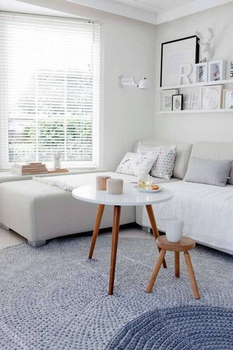 10. Decoração minimalista para sala branca com mesa de apoio redonda – Foto: Archzine