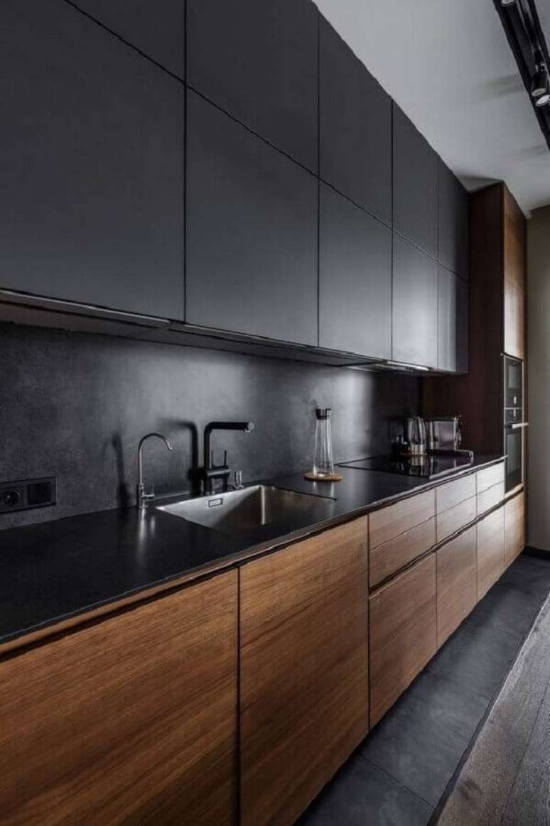 48. Uma grande vantagem da cozinha grande é poder usar cores escuras como preto, por exemplo – Foto: Revista VD