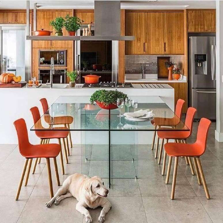 6. Para um ambiente mais descontraído, integre a sua mesa de jantar no balcão de cozinha grande – Foto: Mandril Arquitetura