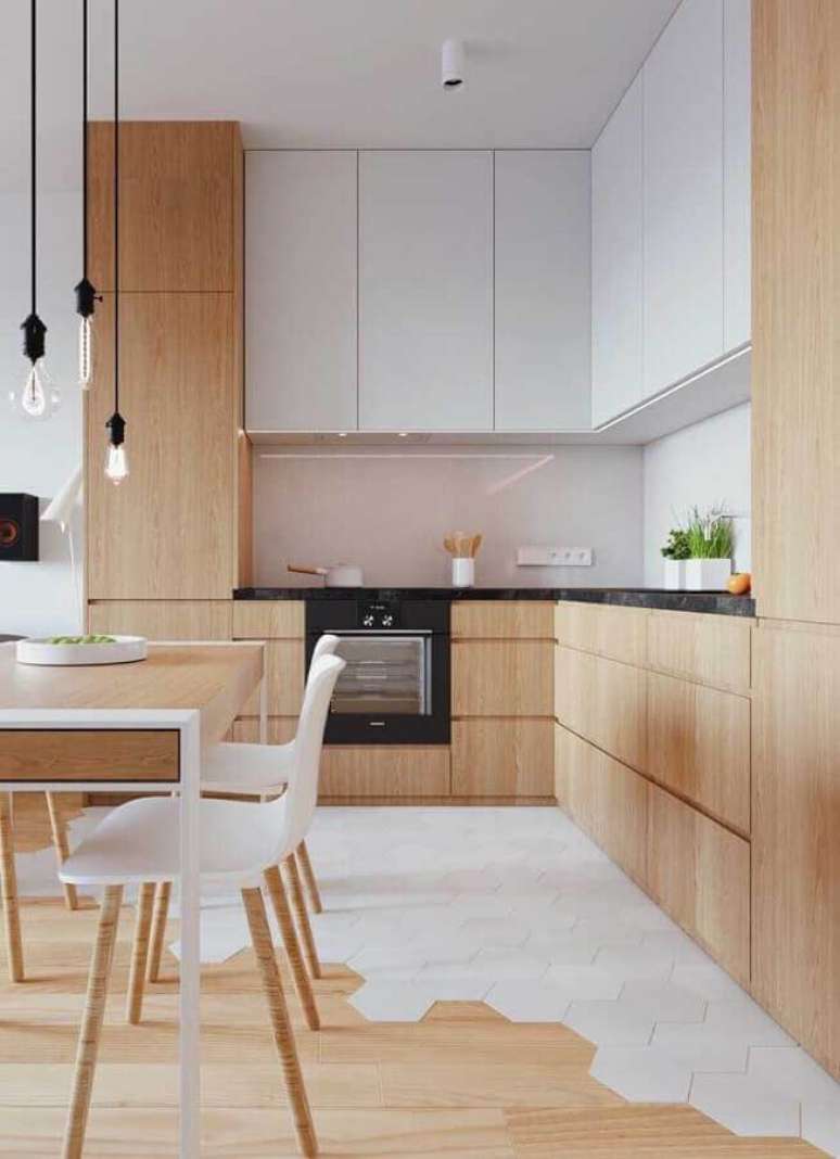54. O armário de cozinha grande feito de madeira garante um toque acolhedor ao ambiente decorado – Foto: Ideias Decor