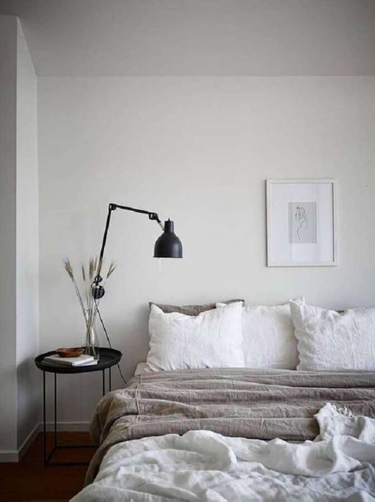 12. Decoração minimalista para quarto de casal com mesa lateral de apoio preta – Foto: Sweet Home Make