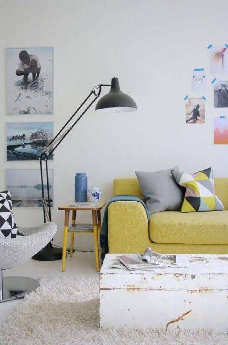 14. Decoração simples para sala com mesa de apoio para sofá – Foto: Casa de Valentina