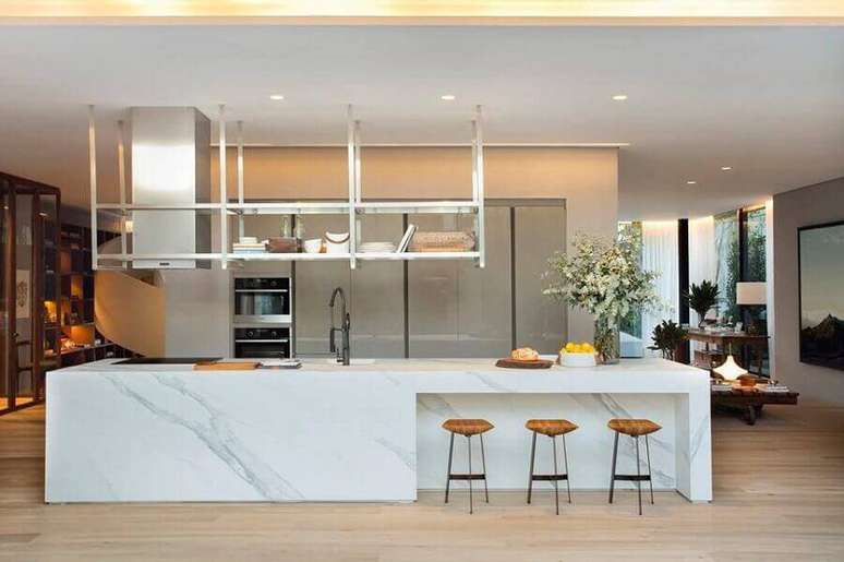 57. Decoração sofisticada para cozinha grande com bancada de mármore – Foto: Cosentino