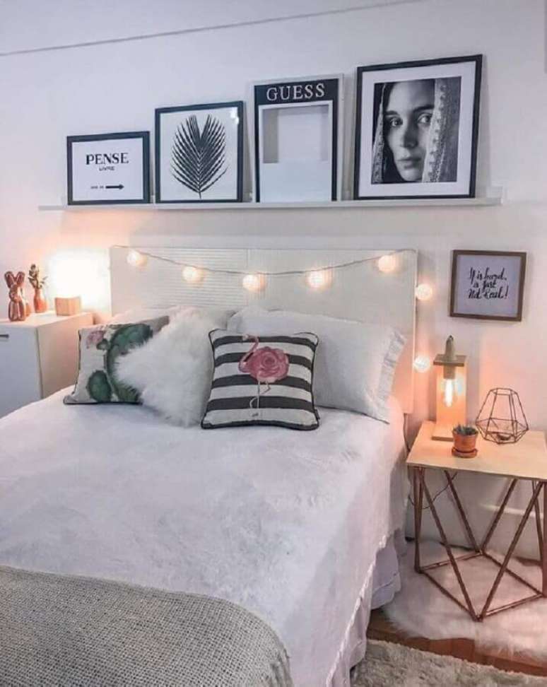 22. A mesa de apoio para quarto é ideal para manter o ambiente mais organizado – Foto: Aanya Linen