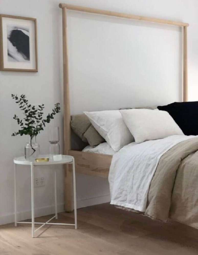 25. Mesa de apoio para quarto de casal simples com cama de madeira – Foto: The Design Expert
