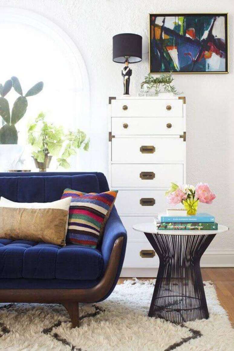 28. Decoração com mesa de apoio para sala com sofá azul e gaveteiro branco – Foto: Ideias para Decorar