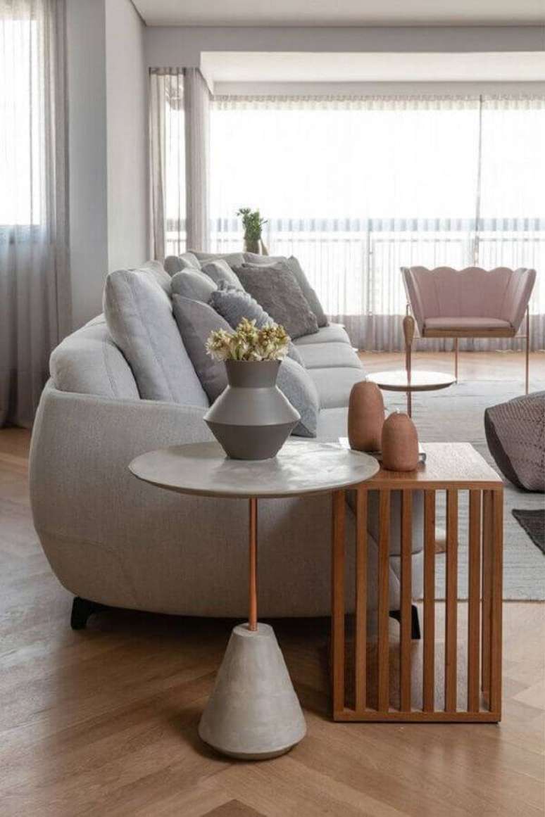 5. Não tenha medo de ousar e use dois modelos diferentes de mesa de apoio na decoração – Foto: Casa de Valentina