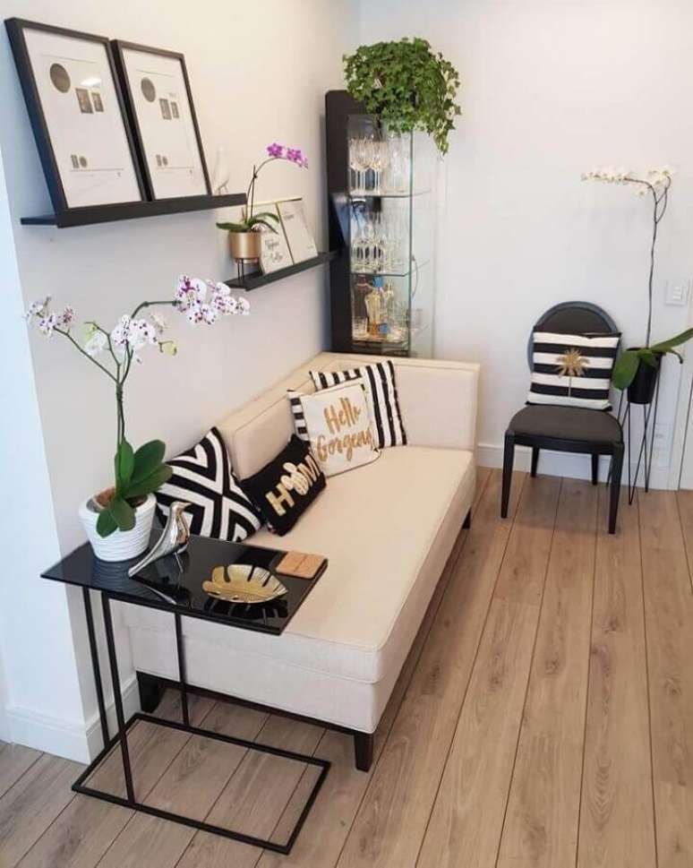 31. Sala simples decorada com mesa de apoio para sofá sem braço – Foto: Karla Stephen