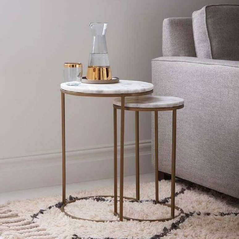 33. Invista em um kit com mesa de apoio para sala decorada – Foto: West Elm