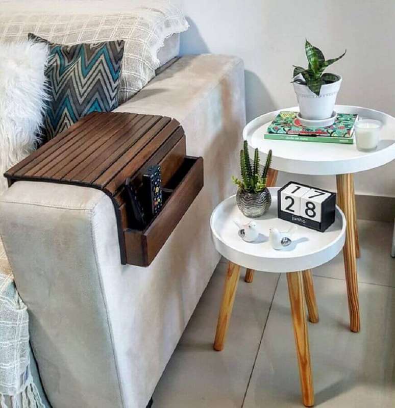 6. Vários tipos de objetos podem ser usados para decorar a sua mesa de apoio lateral – Foto: Joh Soares