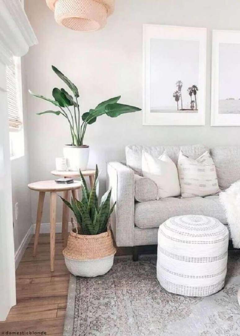 36. Decoração clean com mesa lateral de apoio para sala toda em cores neutras – Foto: Pinosy