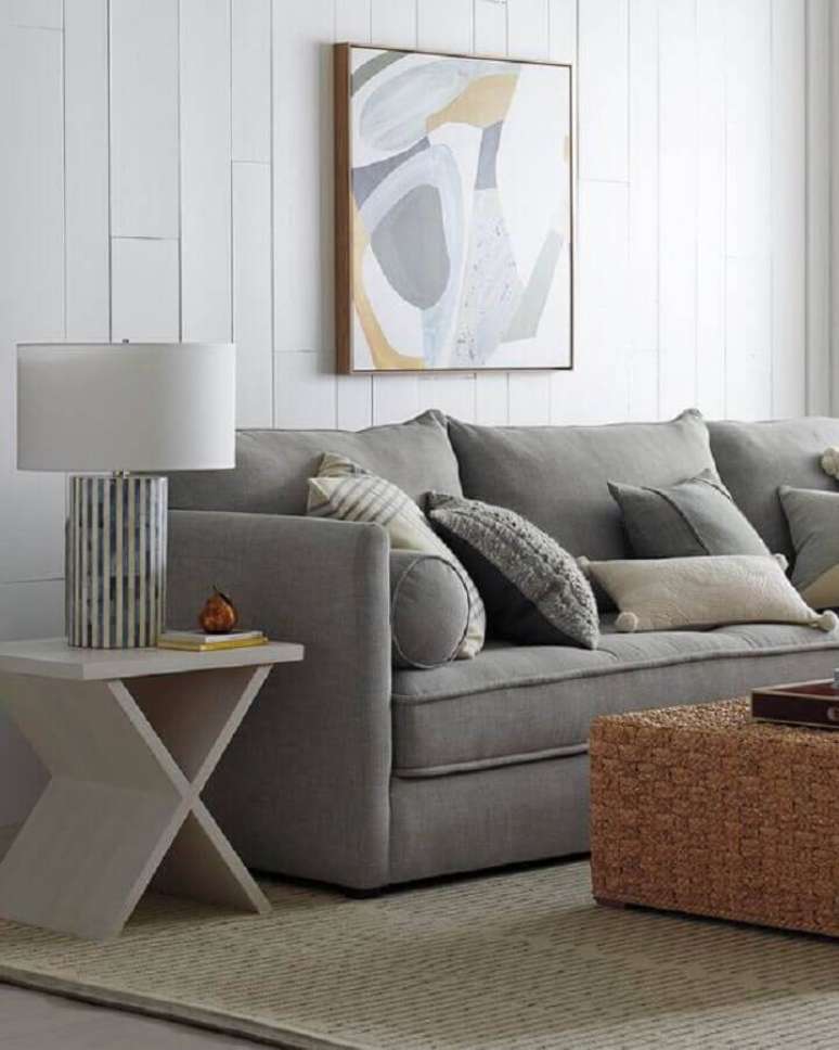 38. Mesa de apoio para sofá em sala simples com sofá cinza – Foto: Pinterest