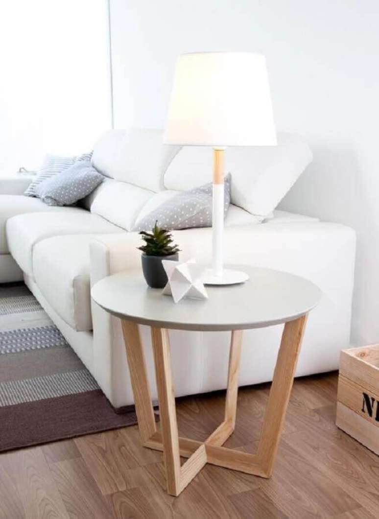42. Modelo moderno de mesa de apoio para sala moderna – Foto: Kenay Home