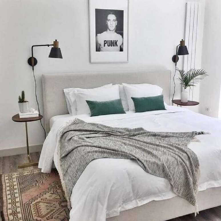 43. Quarto de casal cinza decorado com mesa de apoio redonda simples – Foto: West Elm