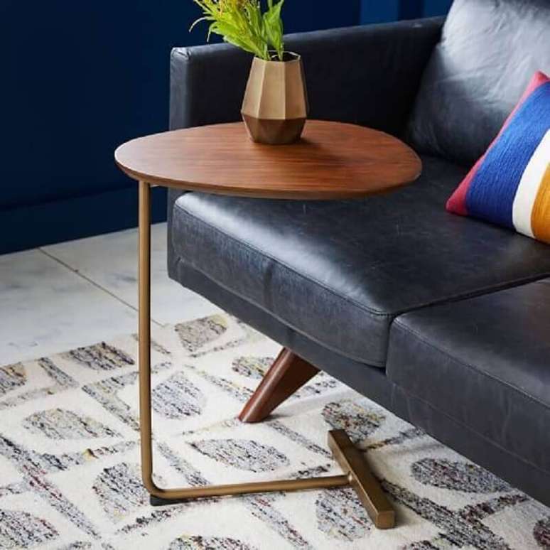 3. Escolha uma mesa de apoio para sofá que se harmonize ao seu estilo de decoração – Foto: West Elm