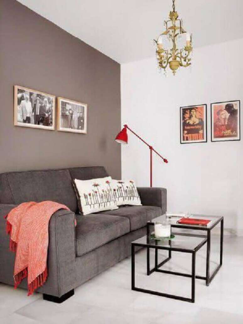 52. Sala simples decorada com mesa de apoio quadrada – Foto: Revista Micasa