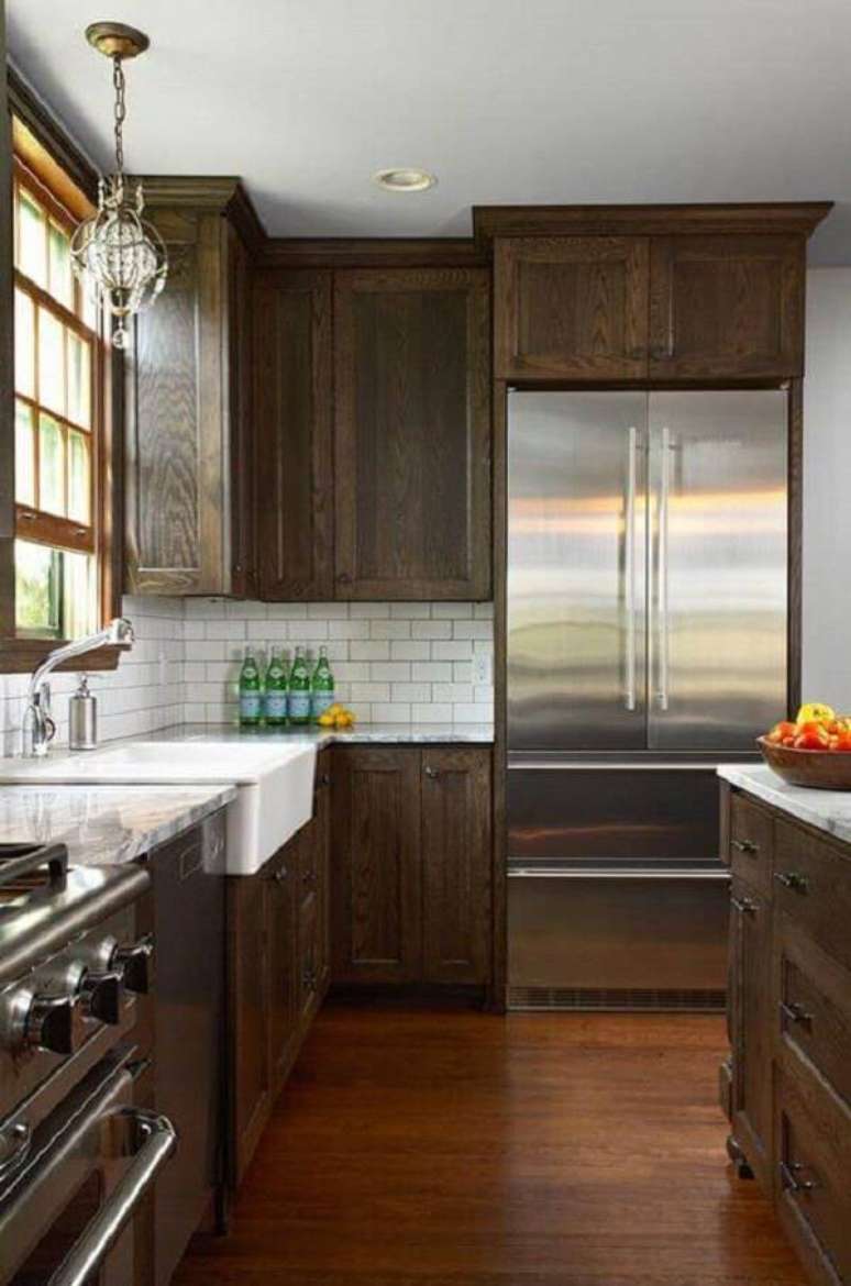 11. Armário de cozinha de madeira com tonalidade escura traz sofisticação ao ambiente. Fonte: Pinterest