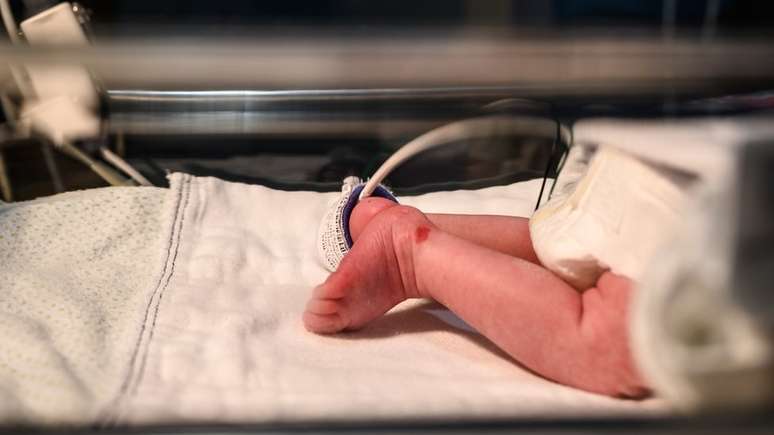 Bebê está sendo cuidado pela equipe da UTI neonatal do hospital