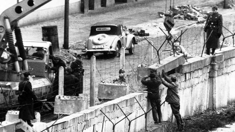 Muro de Berlim foi construído literalmente da noite para o dia