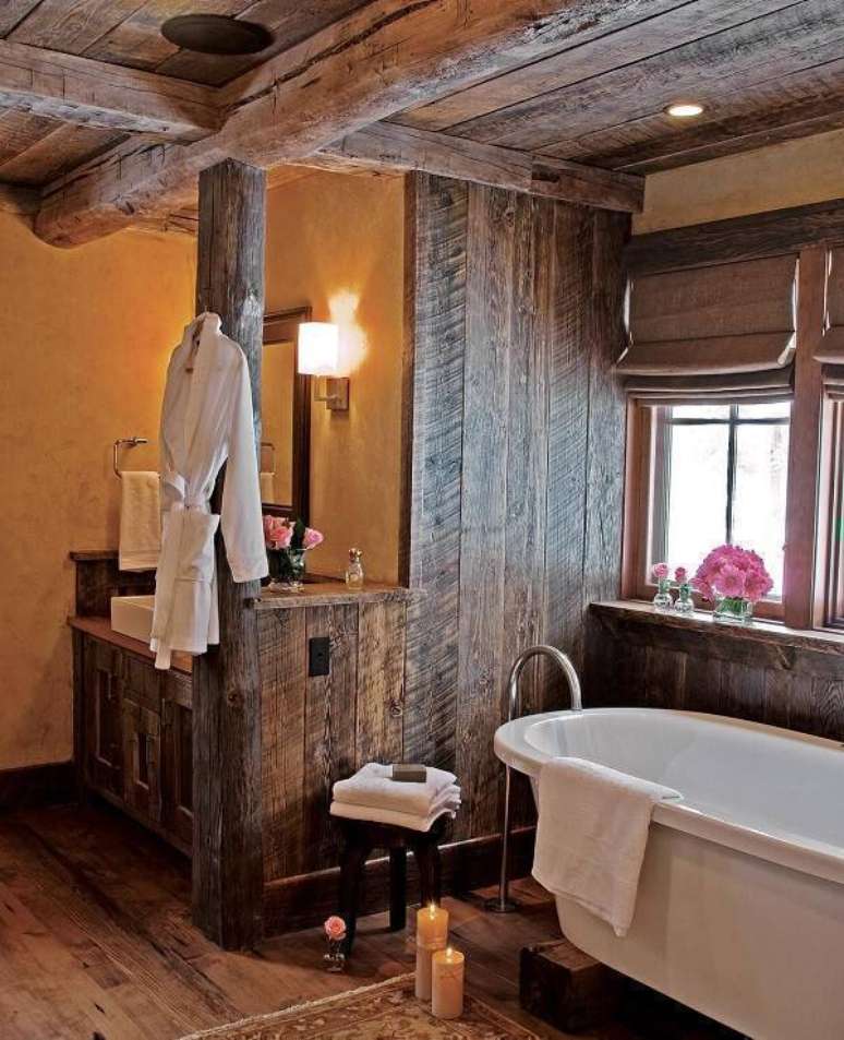 18. O armário de madeira traz aconchego para o momento do banho. Fonte: Pinterest