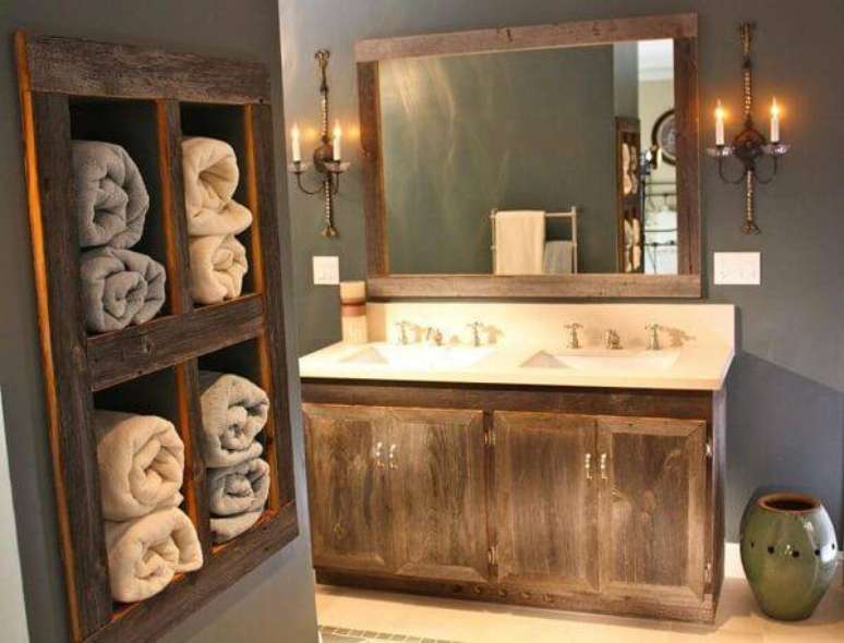 14. O armário de madeira para banheiro se assemelha a moldura do espelho. Fonte: Home BNC