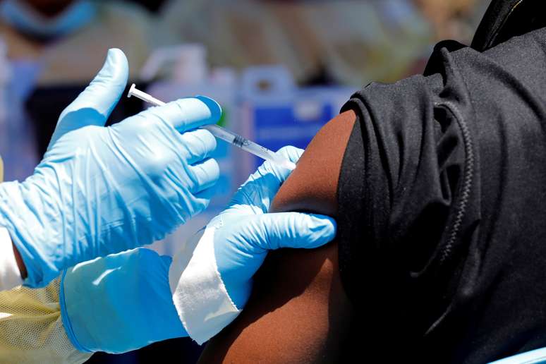 Agente de saúde aplica vacina para Ebola em morador de Goma, na República Democrática do Congo
05/10/2018
REUTERS/Baz Ratner