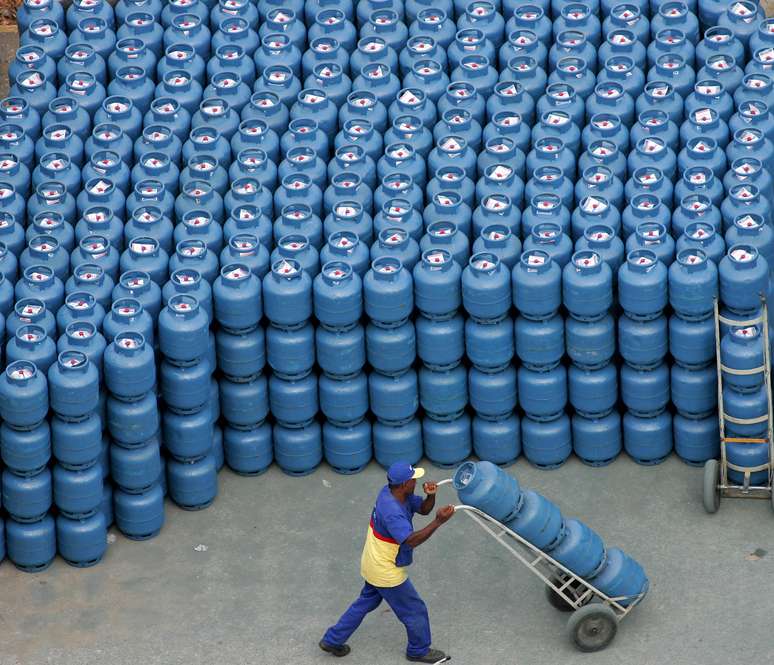 Trabalhador transporta botijões de gás em distribuidora em São Paulo 
02/05/2006
REUTERS/Caetano Barreira