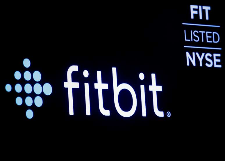 Logotipo da Fitbit mostrado numa tela na Bolsa de Valores de Nova York. 28/10/2019. REUTERS/Brendan McDermid