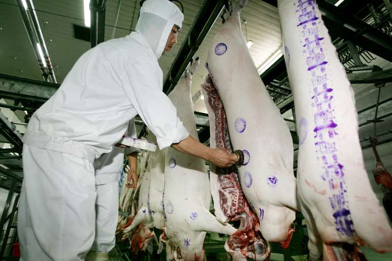 Carne suína em abatedouro nos subúrbios de Pequim, China 
05/08/2005
REUTERS/Jason Lee