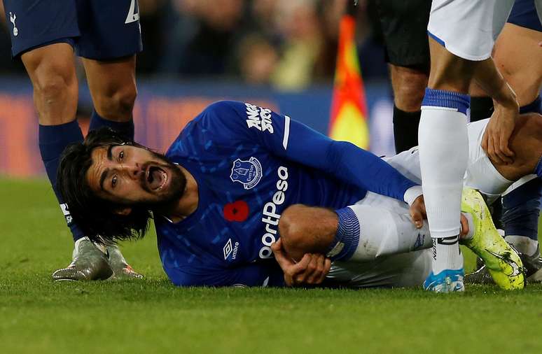 Andr&eacute; Gomes sofre les&atilde;o durante partida do Everton contra o Tottenham pelo Campeonato Ingl&ecirc;s
03/11/2019 REUTERS/Andrew Yates