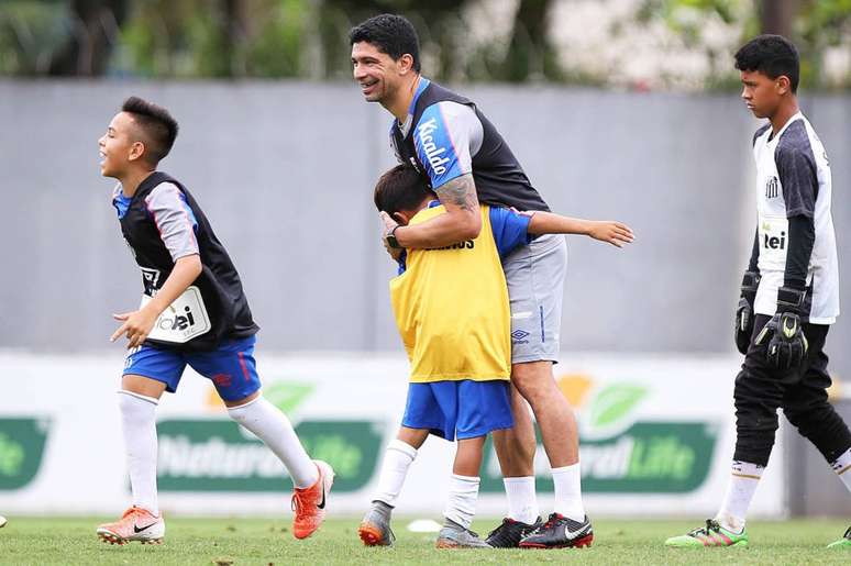 Renato participa de treino do sub-11 do Santos (Foto: Pedro Azevedo)