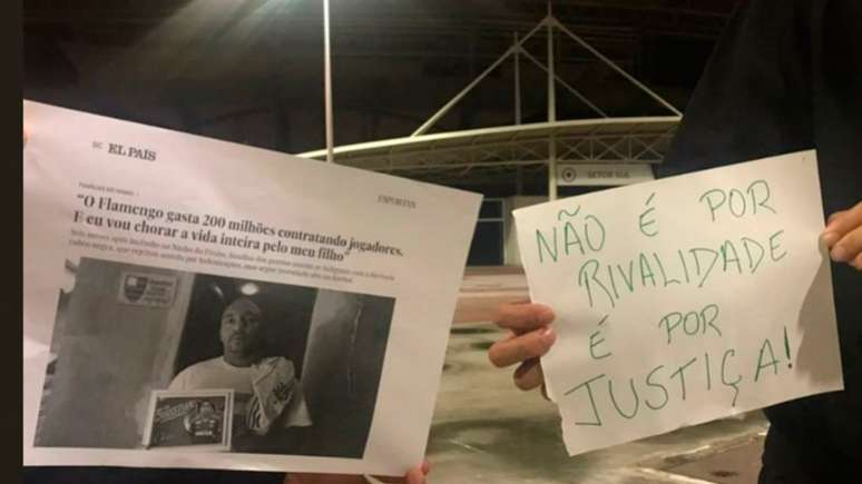 Diferentes cartazes foram colados e serão vistos pelos torcedores do Flamengo no estádio (Reprodução/Twitter)