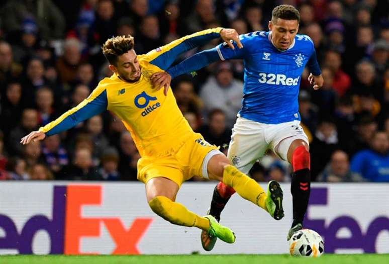 Brasileiro Alex Telles perde disputa no Ibrox Stadium (Foto: ANDY BUCHANAN / AFP)